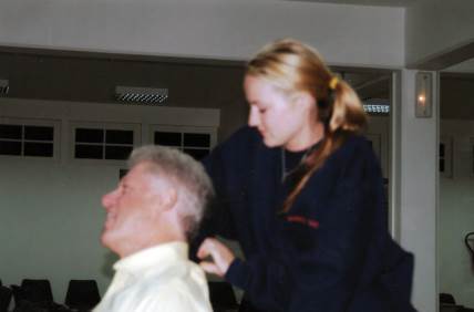 Bil Klinton tokom masaže.