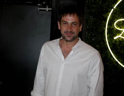 Goran Bogdan je Jovanu Stojiljković iznenadio buketom cveća nakon premijere "Nečiste krvi".