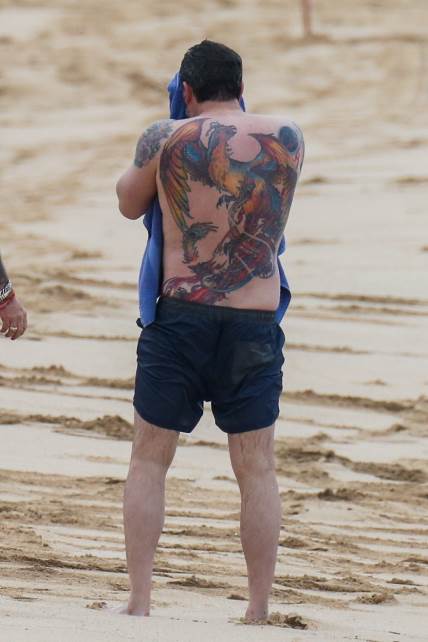 ben aflek na leđima ima veliku tetovažu feniksa
