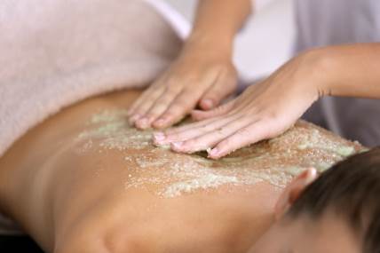 Piling kože je ključan za rešavanje problema akni na leđima.