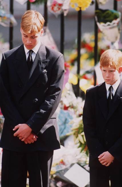 princ vilijam i princ hari na sahrani svoje majke.