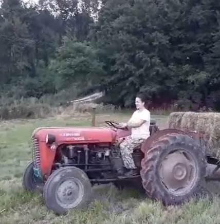 marija petronijevic vozi traktor u trudnoci