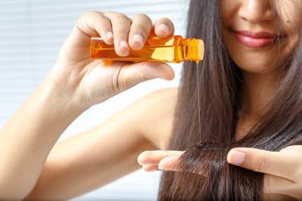 Ricinusovo ulje smanjuje upalne procese i pridonosi jačanju folikule i bržem rastu kose.