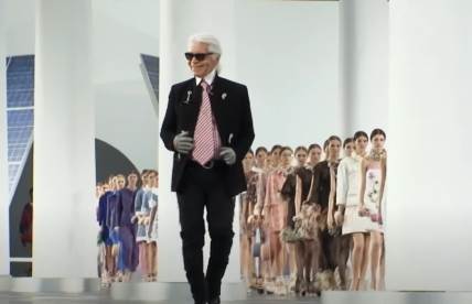 Karl Lagerfeld isprva je bio skeptičan prema Stelinom talentu u modi i kritikovao je "Chloeinu" odluku da je odabere za svoju kreativnu direktorku