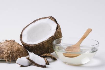 Kokosovo ulje ubrzava rast kose i sprečava njeno pucanje.