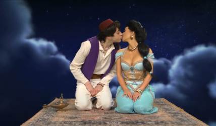 Kim Kardašijan i Pit Dejvidson poljubili su se prvi put u emisiji SNL.