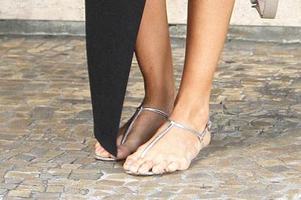 Izabel Gular ima ružna stopala.