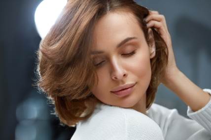 Za dame u zrelijim godinama frizeri preporučuju jednu od tri frizure u nastavku.