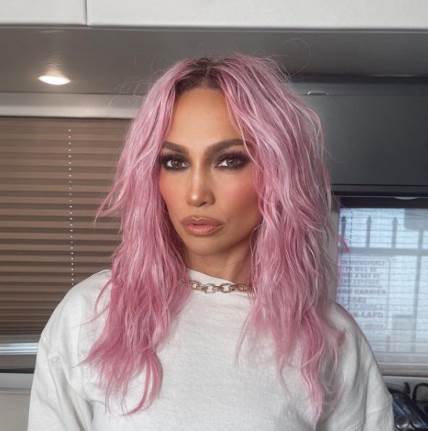Dženifer Lopez je ofarbala svoju kosu u pink boju.