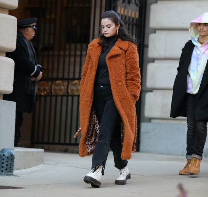 Selena Gomez izabrala je kaput u boji cigle.