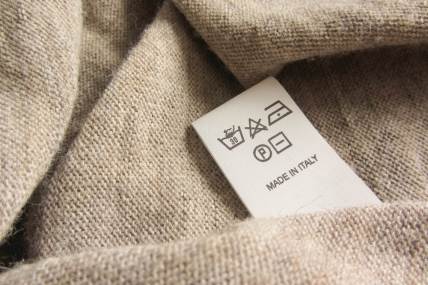 Brendovi na etiketama svoje garderobe stavljaju natpis "Made in Italy", iako komade nisu proizveli u Italiji.