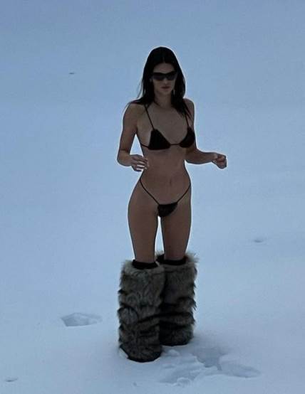 Kendal je na Instagramu podelila slike na kojima je pozirala u bikiniju i čizmama