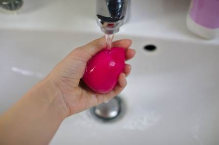 Za čišćenje beauty blendera potrebna je topla voda i nežan deterdžent kojim perete sudove ili gel kojim skidate šminku.
