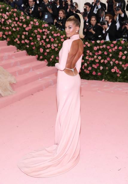 Hejli Biber je na Met Gali 2019. ponela haljinu i koje u virele tange sa slovima.