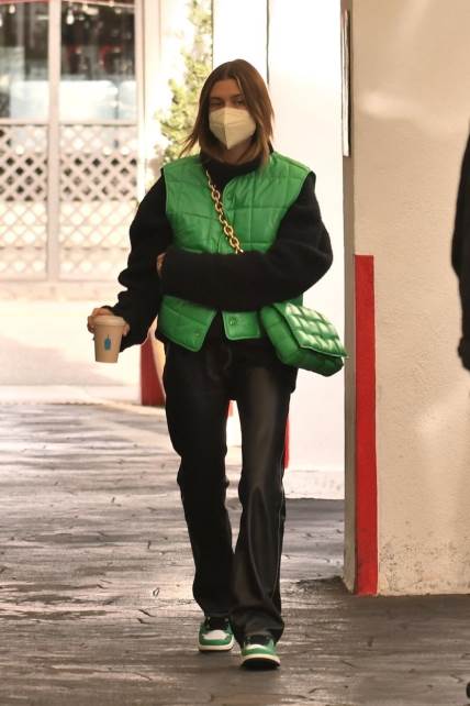 Hejli Biber nosi zeleni prsluk koji je hit sezone.
