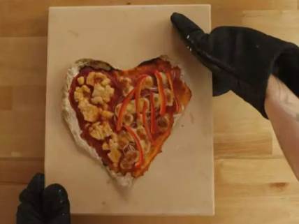 Bruklin Bekam se nije libio ni da pokaže izgorelu picu u obliku srca.