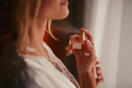 Lista parfema koje žene u Srbiji koriste je spoj svega onoga što se traži od mirisa koji ostaje na koži ceo dan.