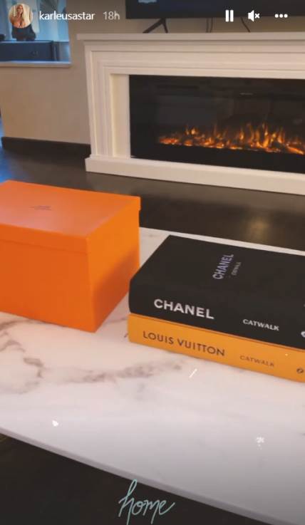 Na mermernom stolu u dnevnom boravku kao ukras stoje Chanel i Louis Vuitton knjige.