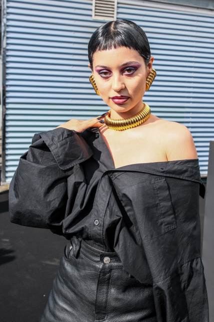 Aleksa Demi iz hit serije "Euphoria" koje je ponela mikro šiške na Nedelji mode u Parizu.