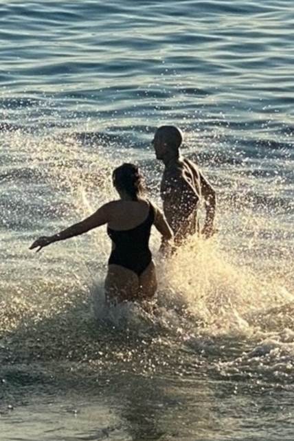 slavni par je bez imalo blama razmenjivao nežnosti na plaži pred ljudima