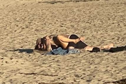 Kortni Kardašijan i Travis Barker pre nekoliko dana uhvaćeni dok su razmenjivali nežnosti pred punom plažom.