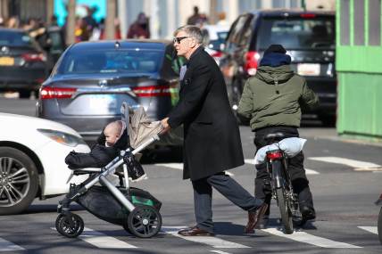Slavni glumac Alek Boldvin našao se na meti kritika jer je sa 64 ponovo postao otac, a mnogi su mišljenja da svojoj deci koju je dobio sa Hilarijom po godinama može da bude deda.