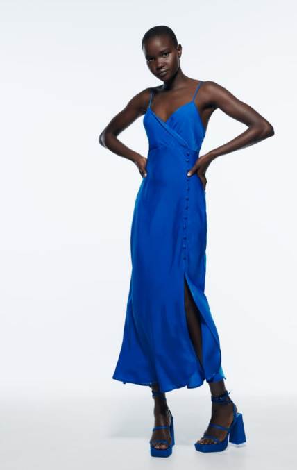 Zara jednobojna plava satenska haljina.