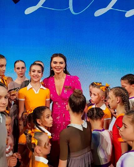 Alina Kabajeva pozirala je sa devojčicama u uniformi.
