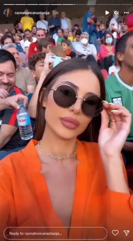 Anastasija Ražnatović pojavila se u narandžastoj košulji.
