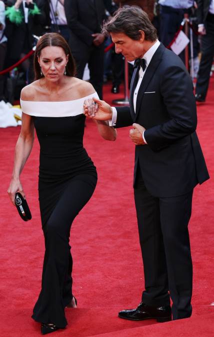 Tom Kruz nije se odvajao od Kejt Midlton na premijeri svog filma.