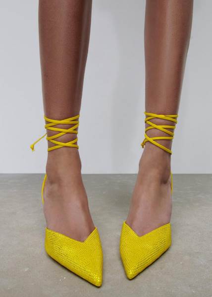 Žute Zara sandale su neodoljivi model cipela za leto.