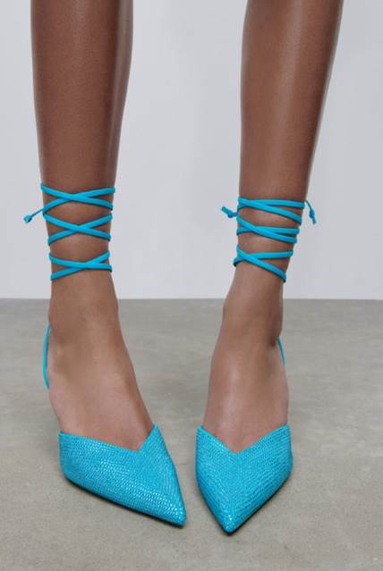 Zara plave sandale su hit leta 2022.