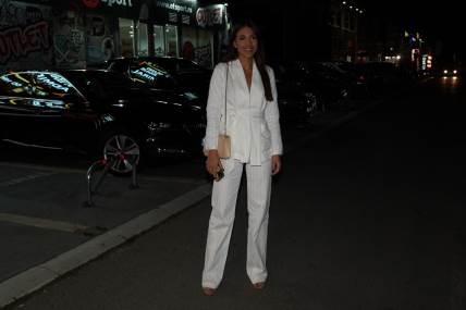 Anastasija Ražnatović u belom odelu sa širokim nogavicama.