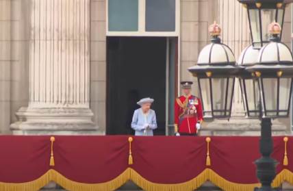 kraljica elizabeta izašla na balkon palate.