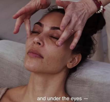 Kim Kardašijan njena kozmetičarka odradila je tretman lica.