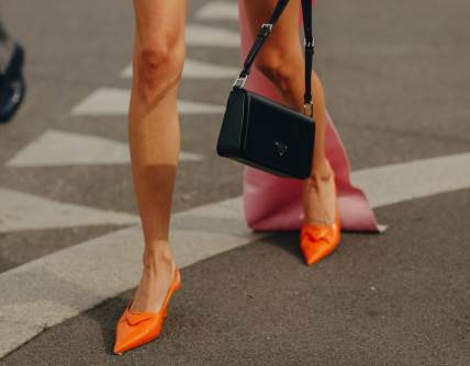 Dizajn torbe, koji se savršeno uklapa u letnje stilove, potpisuje brend Etro i svojom večnom italijanskom elegancijom osvaja srca trendseterki i 'it' devojaka.
