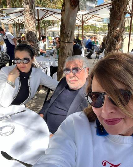 Roberto Kavali raspoloženo je pozirao u jednom restoranu u Monte Karlu