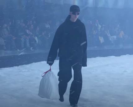 Balenciaga prodaje torbu za smeće.