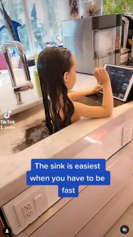Koko Ostin smatra da je najbrže dete okupati u sudoperi.