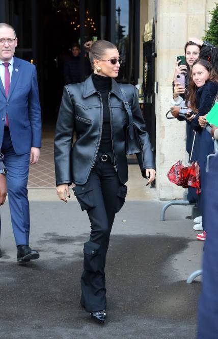 Hejli Biber nosi kožnu jaknu u Parizu.