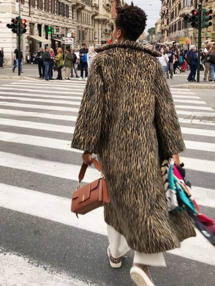 Eli sa "Slip Into Style" kombinuje kaput sa leopard printom sa belim farmerkama i braon torbom
