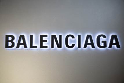 Balenciaga se izvinila zbog kampanje, rekavši da snažno osuđuje zlostavljanje dece u svim oblicima.