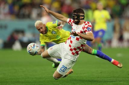 Hrvatski fudbaler sa maskom u zagrljaju starije manekenke