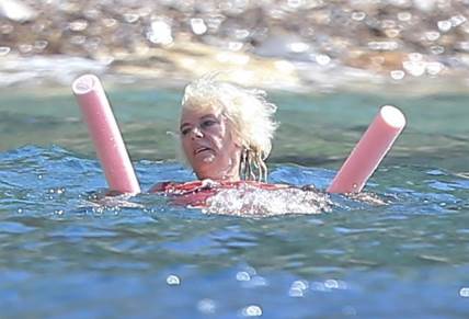 Slike kraljice Kamile u kupaćem hit na mrežama