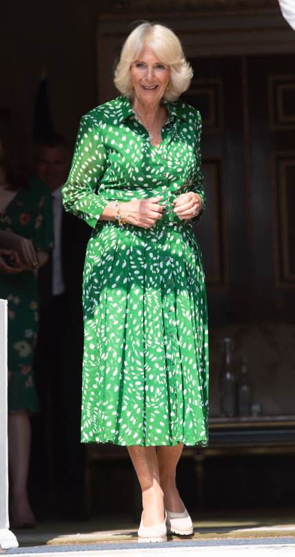 Kraljica Kamila u zelenoj haljini.