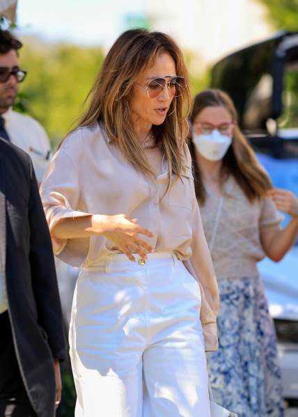 Dženifer Lopez u belim pantalonama