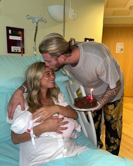 Dileta Leota nakon porođaja sa bebom i dečkom, nemačkim golmanom.
