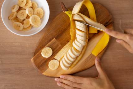 Banana ima oko 90-100 kalorija.