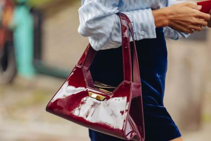 Ovaj model torbe čest je deo outfita stylish devojaka koje vole estetiku tihog luksuza.
