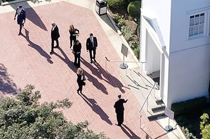 Dženifer Aniston, Liza Kudrou, Kortni Koks i Dejvid Švimer na sahrani Metjua Perija